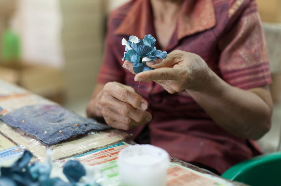 These life-like paper flowers will blow your mind